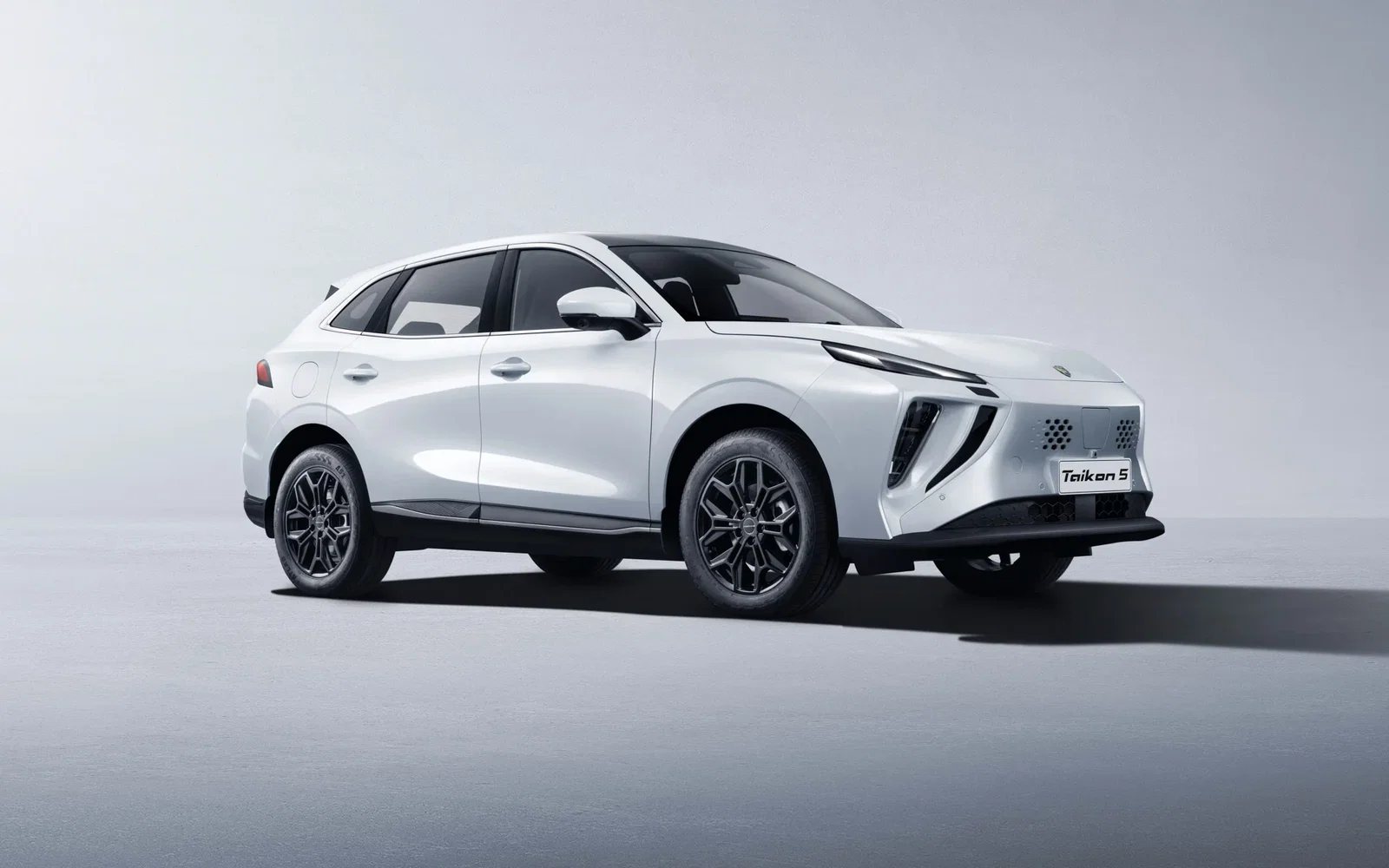 Forthing Taikon 5 front three-quarter view in white